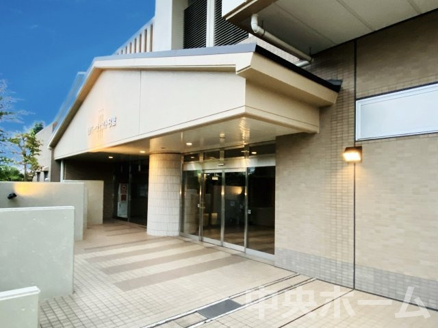 【エントランス】マンションのエントランスは、その物件の印象を決める、顔とも言える場所です。毎日通る場所ですからきれいなのが一番です。エントランス内はオートロックですので暮らしの安全も確保されています。