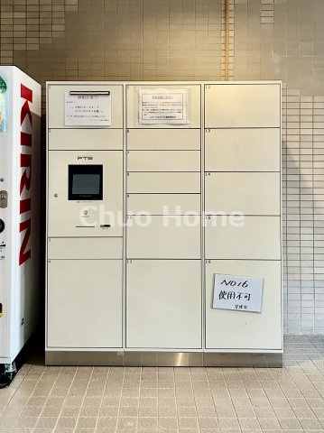 【宅配ボックス】在宅時・不在時に関わらず、居住者の代わりに非対面で宅配物を受け取ってくれる便利な設備です。わかりやすくご説明致しますので見学時にはお部屋だけではなく共用部分もぜひチェックしてください。