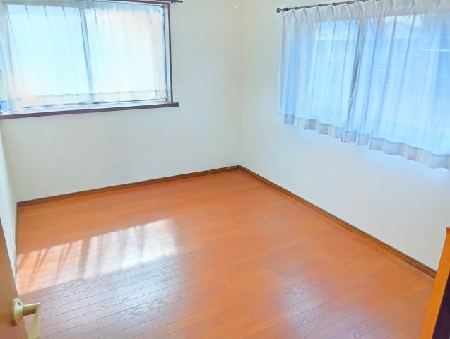 二面採光なので日差しがたっぷり入ります。また風通しが良く解放感もあります。