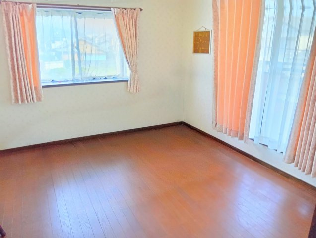 窓が多く明るい室内となっています。好きなカーテンを選んで自分だけの空間作りが楽しめます。