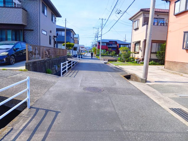 角地なので風通しが良く解放感があります。南側が道路に接しているので陽当たり良好です。