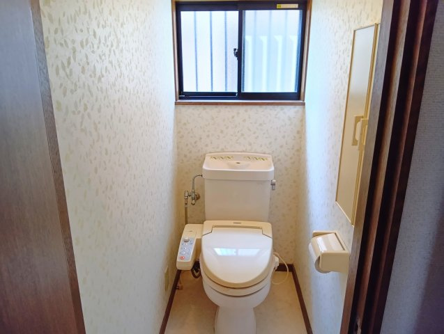 トイレには窓があり明るい室内です。コンパクトな設計で空間を広く感じさせるデザインになっています。