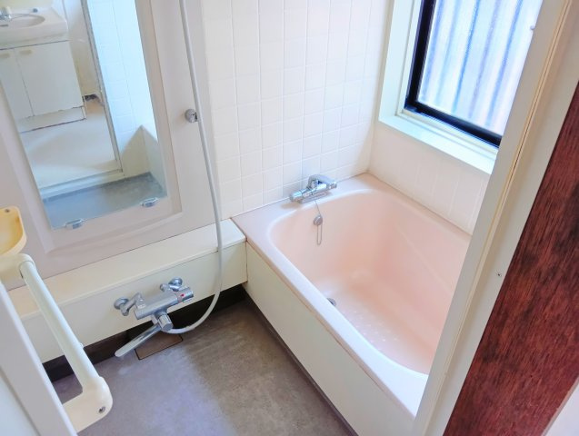 毎日のバスタイムが楽しみになる空間です。備え付けの台があるのでシャンプーを置いたり出来て便利です。