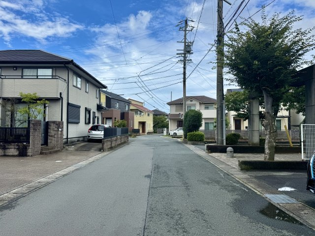 物件前の道路になります。車通りが少なく安心です。