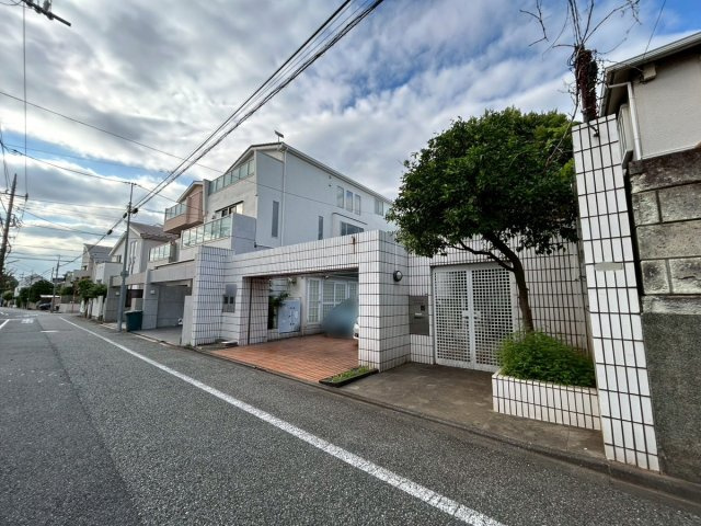シンボルツリーの緑が彩りを添える清潔感あふれるエントランス。周囲は低層の建物が並ぶ閑静な住宅街で穏やかな時間が流れます。プライバシーに配慮された設計が日々の暮らしに心地よい安心感を与えてくれます。