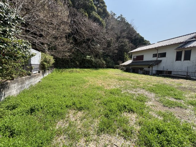 道路から一段上がった敷地の為、プラバシー確保は可能です。