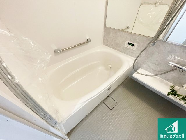 足をゆったり伸ばして寛げる浴槽です。窓が設けられていますので差し込む光が明るく穏やかな雰囲気にしてくれます♪浴室乾燥機も設置しているので、雨の日の洗濯物も安心です♪