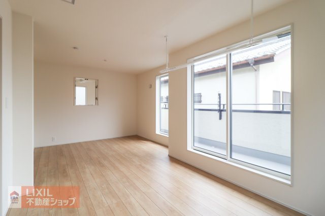 【洋室】現地完成写真。陽当たりや通風が心地よい洋室♪
