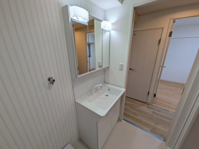 独立洗面台あり、毎朝おしゃれに忙しい女性の方におすすめです