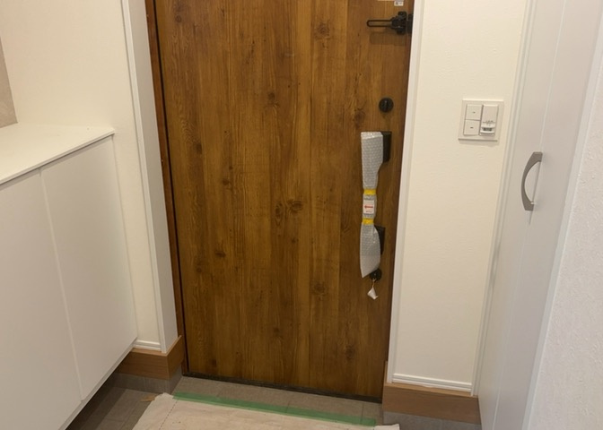 玄関は家の顔でもあり、家族以外の目にも止まる場所です。玄関は外との間を仕切る扉、靴などをしまっておく収納スペース、靴脱ぎのたたきスペース、来客とのやり取りをするドアホンなど複数のアイテムからなります。