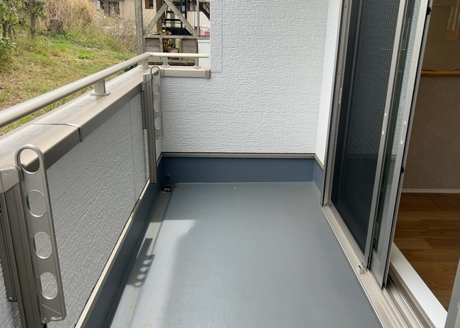 バルコニーは、室外の専用スペースのうち、「屋根がなく開放された空間」であるものを指します。ベランダより広いタイプのものが多く、日当たりもよいため家庭菜園などを楽しみたい人にとって適した環境となります。