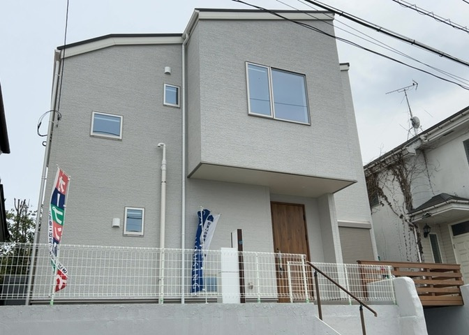 ついに完成致しました！現地をご見学に行く際は、道路の幅や周辺の交通量、施設などをご確認頂くことをおすすめします！物件の流れが早いため、内見をしたい方はお早めに当社営業までお問い合わせ頂きご予約下さい！