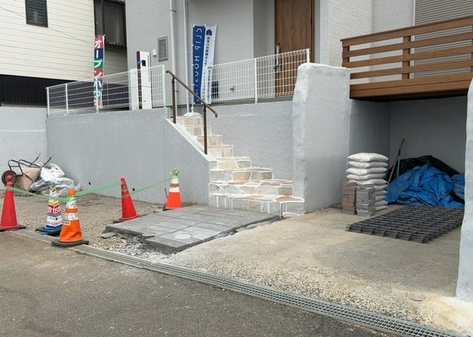 駐車場と明記されていても、最小スペースでつくられた駐車場だと大型車は駐車できなかったり、出入りしにくくなったりする可能性があります。お車のサイズと購入したい物件の駐車場のサイズを現地で確認しましょう。
