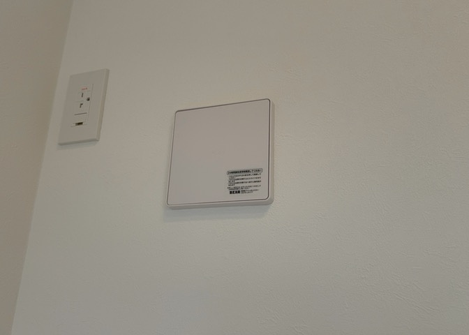 1日中建物内の換気が行われるように設計された仕組みです。気密性の高い住宅は、家に籠った空気でシックハウス症候群になる可能性がありますが、24時間換気システムであれば計画的な換気で対策が可能です。