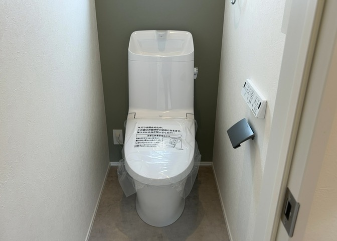 トイレは大きさや形、機能、抗菌性などが異なる多種多彩なタイプが各メーカーから出ています。それぞれに良さがあるため、事前にどういったタイプのトイレがいいのかをご家庭内で決めて、内見に行くといいでしょう。