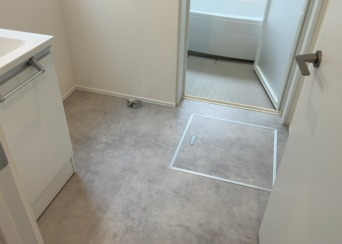 多くの戸建て住宅で見かける洗面脱衣所は、洗面台と洗濯機が2畳ほどのスペースに並べられていて、洗面所が脱衣所を兼ね備えている間取りが一般的です。お客様が利用することもある、パブリックな空間でもあります。