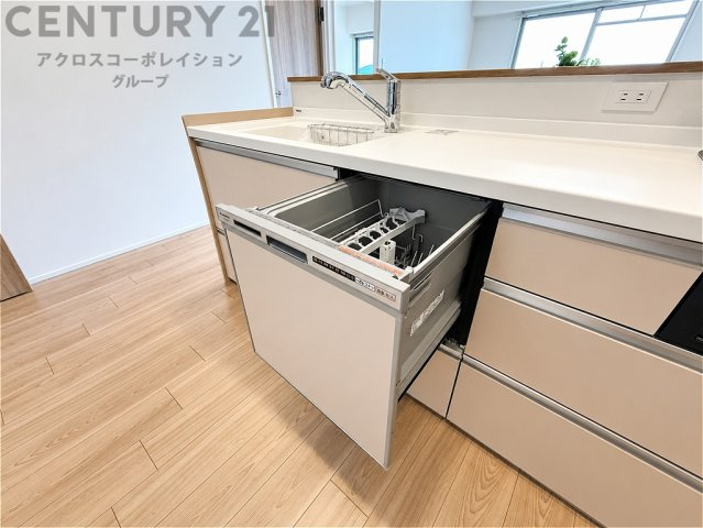 キッチンにビルトイン食洗機を備え、毎日の家事負担を軽減。作業スペースもゆったり確保され、お料理や後片付けもスムーズです。明るく清潔感のある空間で、快適なキッチンライフを叶えます。