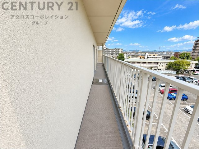 バルコニーからは開放感あふれる眺望が広がります。視界を遮る建物が少なく、空を広く感じられる心地よい景色。毎日の暮らしに明るさと開放感をもたらしてくれます。