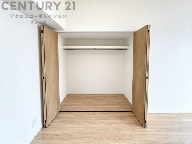 収納力のあるクローゼットを備え、お部屋をすっきりと整理できます。ハンガーパイプ付きで衣類の収納にも便利。奥行きもあり、季節物や荷物もしっかり収まる使い勝手の良い収納スペースです。
