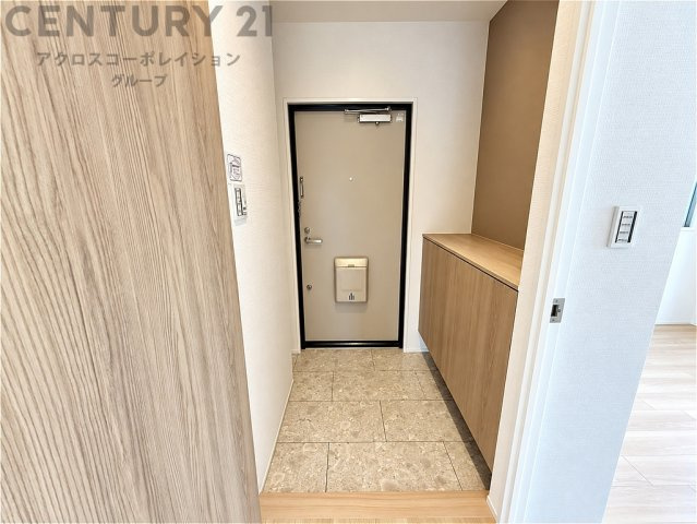 玄関には収納力のあるシューズボックスを備え、すっきりとした空間を演出。落ち着いた色合いと明るい内装が調和し、毎日の帰宅を心地よく迎えてくれる玄関スペースです。