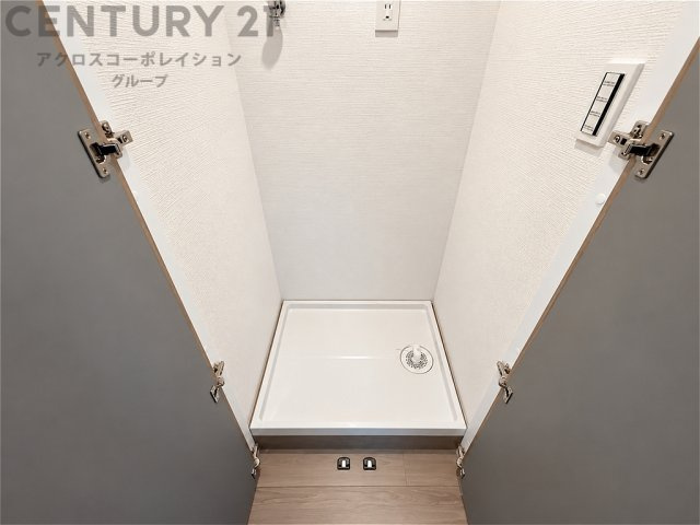 扉付きで生活感をすっきり隠せる洗濯機置場。防水パンを備え、水まわりも清潔に保ちやすい設計です。使わない時は扉を閉めて、室内をすっきりとした印象に保てます。