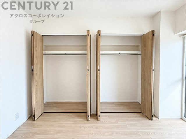 大容量のクローゼットを2か所備え、衣類や季節物もすっきり収納可能。室内を広々と使える充実の収納力が魅力です。明るく清潔感のある空間で、快適な暮らしをサポートします。