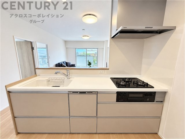 開放感のある対面式キッチン。リビングを見渡しながらお料理ができ、家族との会話も自然と弾みます。広々とした調理スペースと充実した設備で、毎日の家事も快適にこなせます。