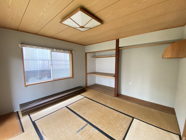 落ち着きのある和室は、窓からの柔らかな光が心地よく差し込み、くつろぎの空間を演出します。押入れ収納や飾り棚も備わっており、実用性と風情を兼ね備えた一室です。客間や趣味の部屋にもおすすめです。