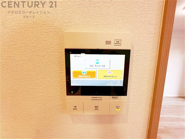 訪問者が来たときにテレビ画面で確認できるため、安心してドアを開けられます。録画機能があるものもあり、留守中に来訪者を記録しておくことができます。利便性が高く、セキュリティ面でも安心です。