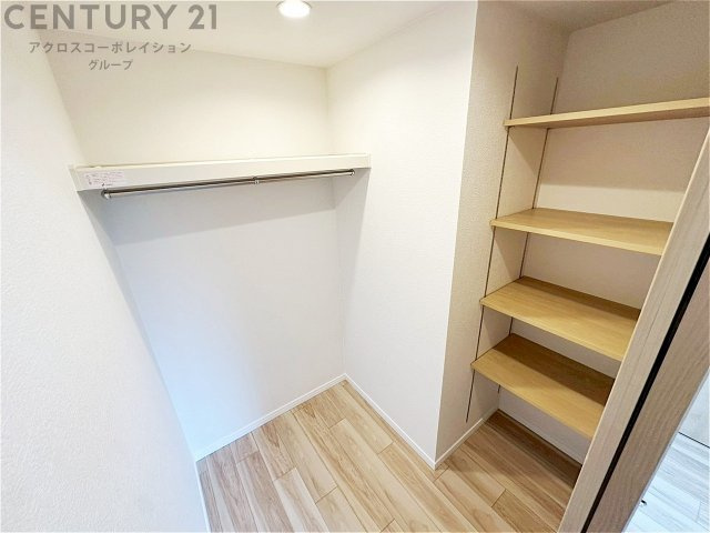 収納力が高く洋服や小物を整理しやすく、更衣室のように使え、部屋がすっきり保てます。収納の配置を自由に調整でき、換気性が良く防湿・防虫対策も可能。快適で機能的な生活空間を実現できます♪