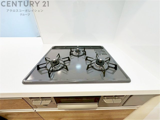 多数の調理器具を同時に使用でき、料理の効率化が可能。省エネで節約になり、様々な料理スタイルに適応できます。また、火力調整が独立しており、手入れや掃除もしやすく、今よりもっとお料理が楽しくなるかも。