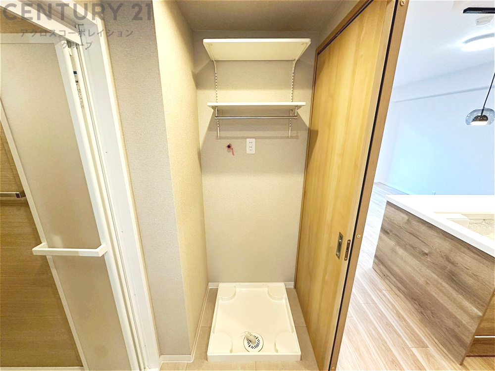 洗濯物の仕分け作業がしやすく、整理整頓が容易になります。洗濯音や湿気を他の部屋に持ち込まず、生活環境を快適に保ちます。上部を活用すれば収納スペースを確保でき洗剤や洗濯用品の整理もしやすくなります。