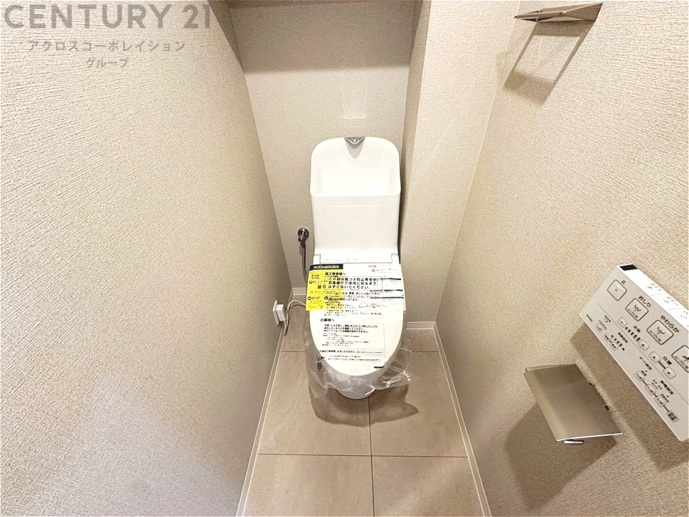 温水洗浄便座付トイレは温水洗浄機能により、暖かい水でおしりを洗浄することができ、冷たい水を使う従来の便座に比べ、温水洗浄機能で暖かいトイレを提供し、快適な使用を可能にします。