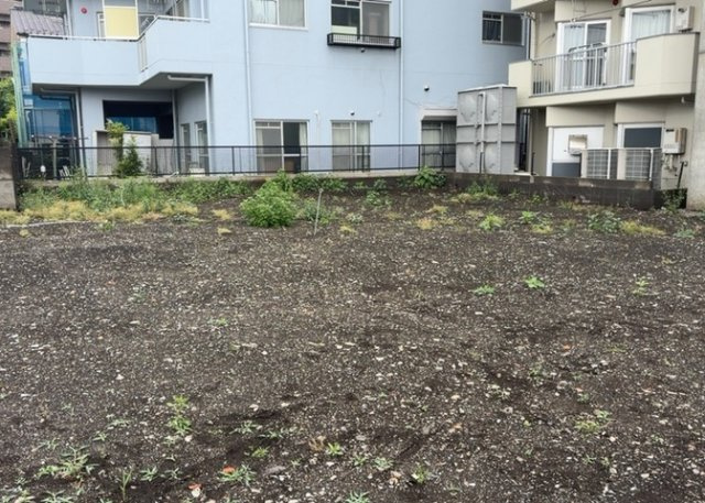 土地の面積＝住宅面積ではありません。建ぺい率の問題などで、土地のある場所によって住宅を建てられる面積は限られています。高さもしかり、「土地」という言葉の中には、建築条件も含まれると考えておきましょう。
