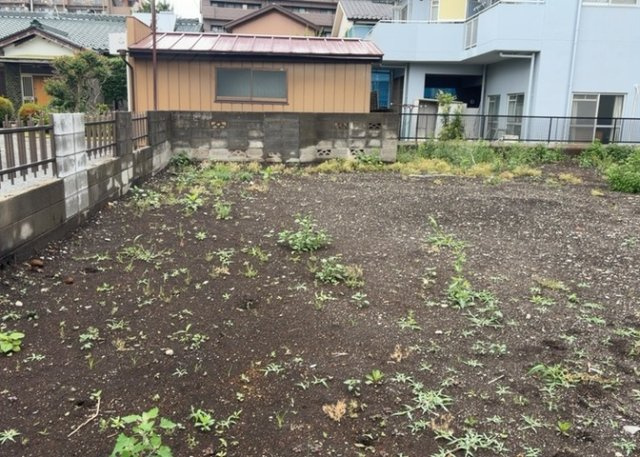 家を建てる場合、方位は要チェックです。現実的に日当たりのよい家ならばリビングは南側、建築基準法でも北側に当たる家への配慮は求められています。土地を見学に行く際は、方位磁針を持って行くようにしましょう。
