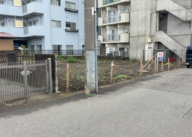 土地の前の道路に消火栓が設置されていることがあります。この場合、道路交通法第45条第1項により、駐車禁止の場所が指定されています。そのため、車庫などの駐車スペースをつくることができない場合があります。