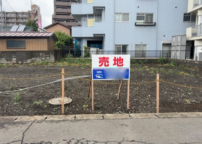 現地に行くなら、物件の周囲の地形がどうなっているかを見ることも大切です。周辺より低くなっている土地では、大雨などで水が集まりやすいため、地盤が弱くなっているということも考えられるため、注意が必要です。