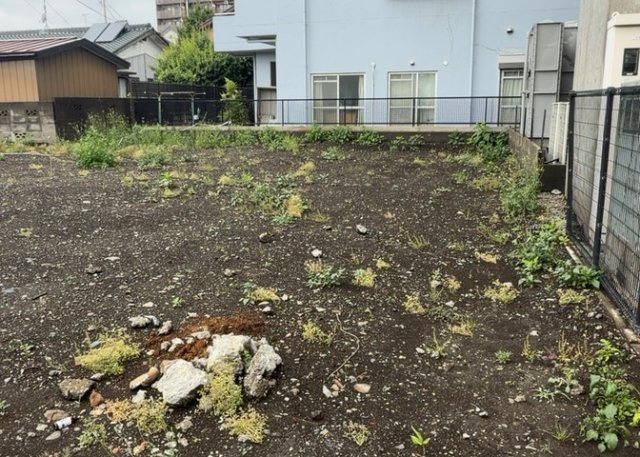 土地購入を検討されている場合、境界杭がない状態で購入してしまうと境界確定測量をする必要があり、費用がかかります。購入の前に、売主、隣土地所有者立ち合いのもと境界を確定し境界杭を設置するのがベストです。