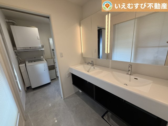 ゆとりの広さの洗面室　2ボウルの洗面台が便利！家事をするにも身支度するにも便利な広さですね！