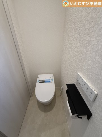 シンプルで清潔感のあるトイレ　暖房便座付きなので寒い冬でも快適に使用できます！