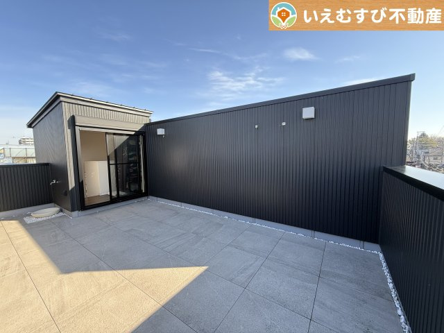 広々ルーフバルコニー　水栓も付いた広々空間はお庭の代わりにお外遊びも出来る場所になっています♪