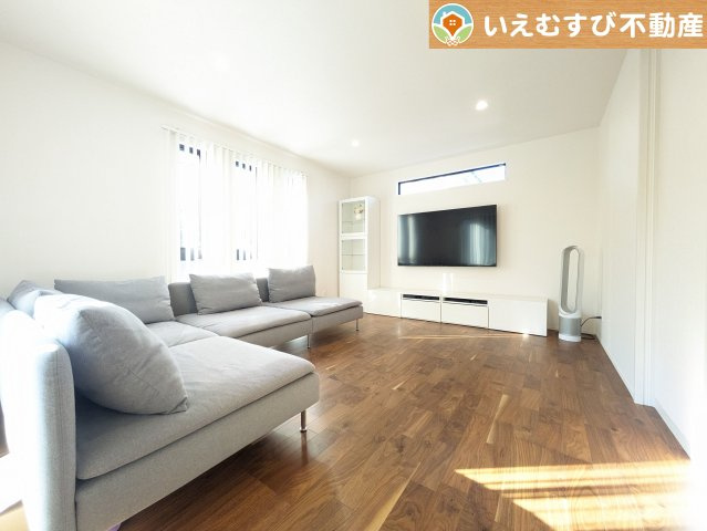 自然光で満たされる明るく開放感溢れるリビング　たっぷりの採光で明るい空間。家族みんなでくつろげます♪