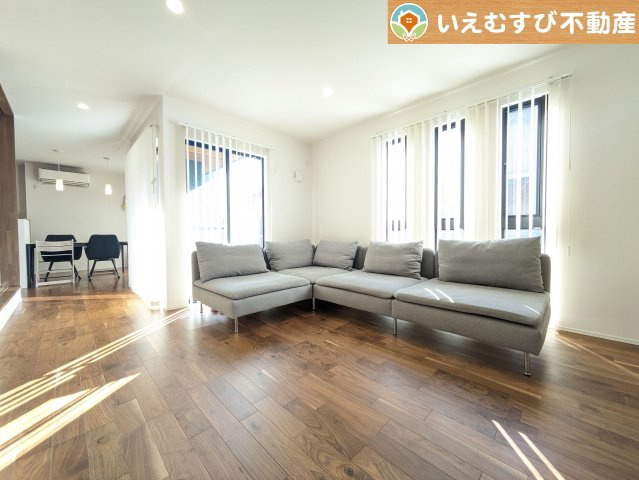 開放感と家族との距離感にこだわったＬＤＫ　採光たっぷりのリビングで休日には家族みんなでくつろげそうですね♪