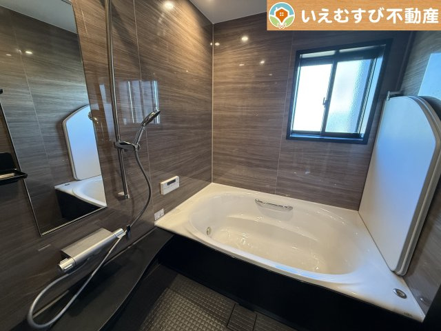 ブラウンの壁面はモダンで高級感のある雰囲気　落ち着いたカラーリングでくつろぎの浴室。一日の疲れをしっかり癒しましょう！