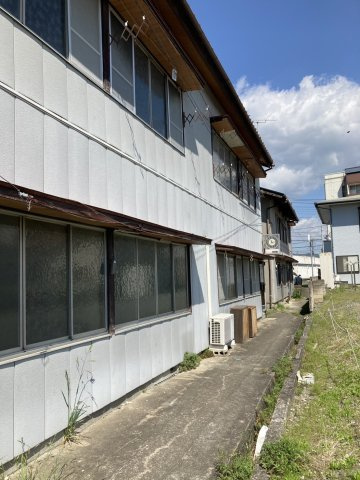 敷地南側。現況建物2棟あり。資材置場や再生ベースにも好適