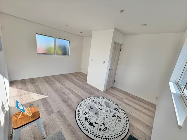 2階洋室　9.5帖　3面採光で開放感あるお部屋です。