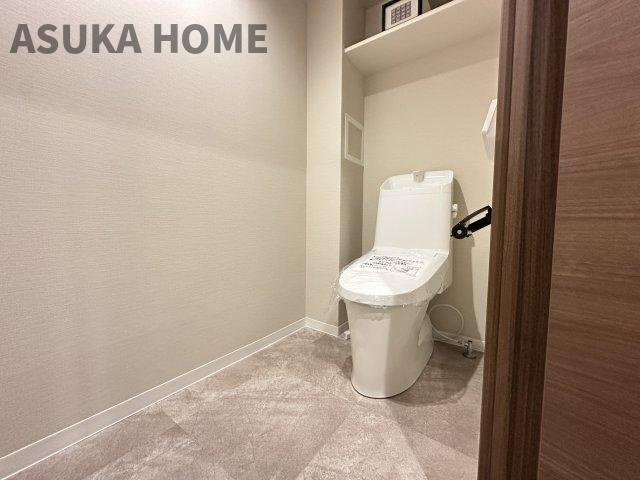 温水洗浄便座のトイレ設備です！トイレ上部にはあると便利な吊戸棚を設置！