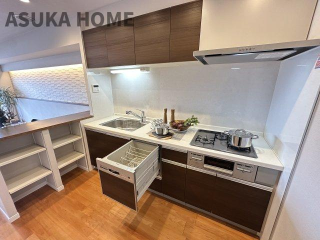 広々とした作業台はお料理の手際が良くなり自分時間も確保できますね。食洗器付きで片付け効率◎