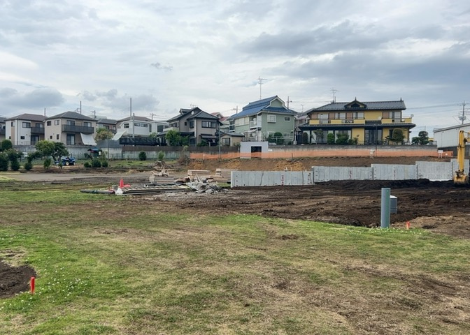 土地の面積＝住宅面積ではありません。建ぺい率の問題などで、土地のある場所によって住宅を建てられる面積は限られています。高さもしかり、「土地」という言葉の中には、建築条件も含まれると考えておきましょう。