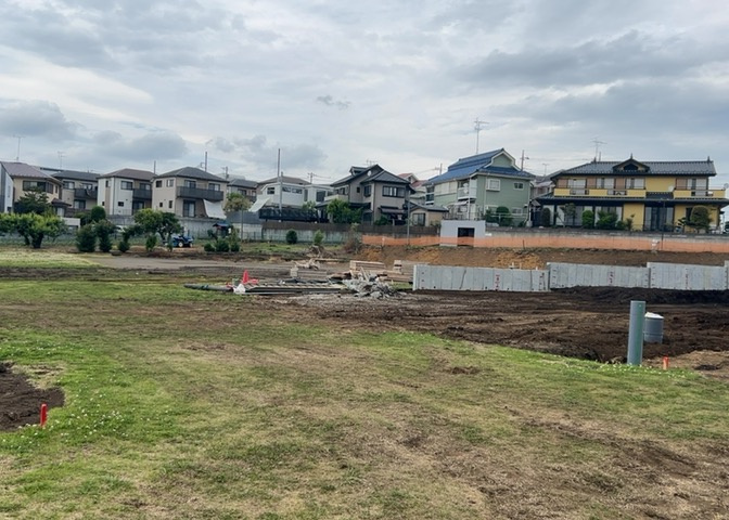 家を建てる場合、方位は要チェックです。現実的に日当たりのよい家ならばリビングは南側、建築基準法でも北側に当たる家への配慮は求められています。土地を見学に行く際は、方位磁針を持って行くようにしましょう。